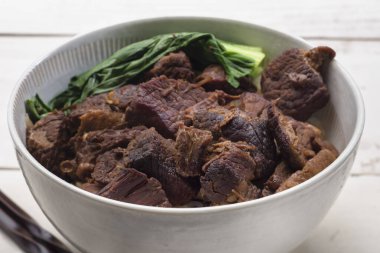 Asya mutfağı, tabakta kızarmış et.