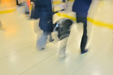 İnsanlar bulanık arkaplan görünümünde yürüyor 