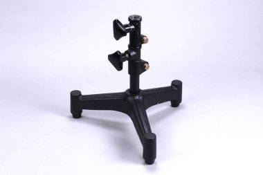 Beyaz arka plan üzerinde izole siyah tripod