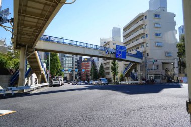 Japon şehrinin modern mimarisinin gündüz görüşü