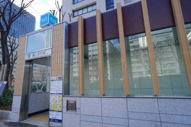 Bir Asya şehrinin modern mimarisini gösteren bir gündüz fotoğrafı..