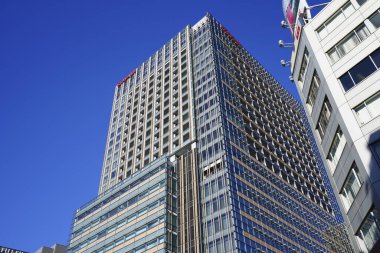 Yüksek binalar ve mavi gökyüzü - Tokyo, Japonya