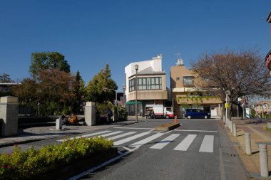 Şehir caddesi güneşli bir günde, Tokyo, Japonya