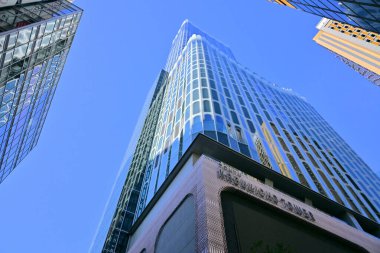 Yüksek binalar ve mavi gökyüzü - Tokyo, Japonya