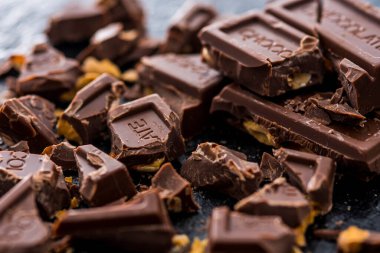 Çikolatalı, fındıklı, çikolatalı, yakın çekim manzaralı.            