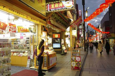 Gece Yokohama Çin Mahallesi. Japonya 'daki en büyük Çin Mahallesi