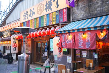 Tokyo, Japonya 'nın Shibuya semtinde, caddedeki restoran ve barlar. Shibuya, Tokyo 'nun en kalabalık ve işlek bölgelerinden biridir..