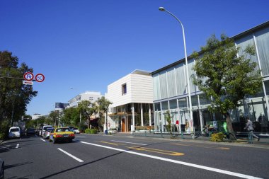 Japon şehrinin modern mimarisinin gündüz görüşü