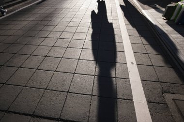 Sokaklarda yürüyen insanların gölgeleri