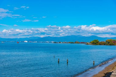 bulutlu gökyüzü ile deniz manzara 