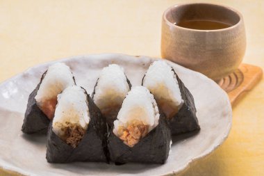 Geleneksel Japon mutfağı, onigiri sushi 