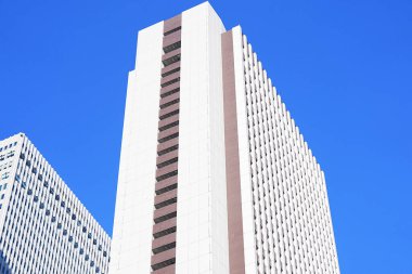 Yüksek binalar ve mavi gökyüzü - Tokyo, Japonya