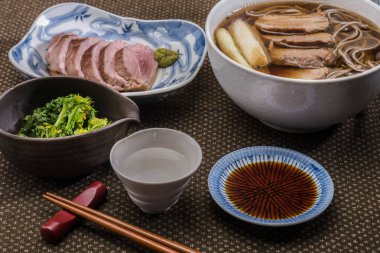 Japon mutfağı. Masada erişteli domuz çorbası ve diğer yemekler.