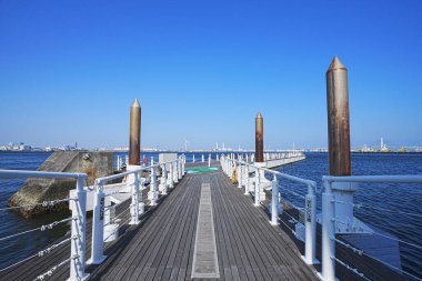 Mavi gökyüzüne karşı denizdeki iskele, Japonya, 