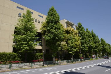 Tokyo, Japonya 'daki Toshima Ward Mejiro İlköğretim Okulu' nun dış cephesi. 
