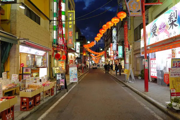 Modern Japon Şehrinin Caddesindeki Aydınlık Dükkanlar — Stok fotoğraf