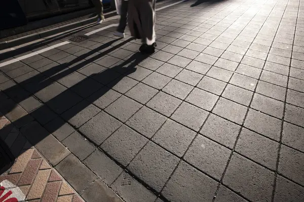 Largas Sombras Peatones Caminando Por Calle Atardecer —  Fotos de Stock