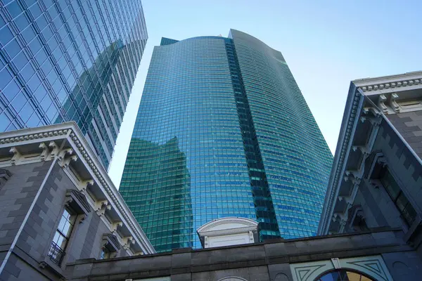 在阳光灿烂的日子 现代城市建筑应运而生 摩天大楼映衬蓝天的景象 — 图库照片