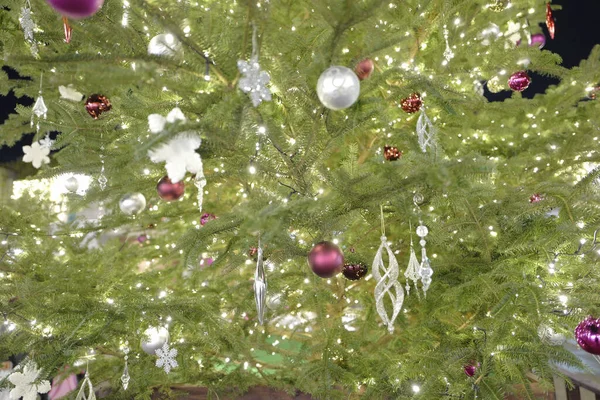 Süslemeleri Işıkları Olan Noel Ağacı — Stok fotoğraf