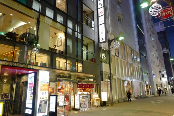 Tokyo, Japonya 'daki Ginza alışveriş merkezinin gece manzarası