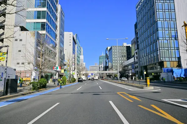 道路とオフィスビルを備えた東京シティストリート — ストック写真