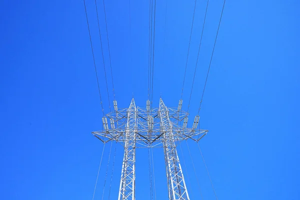 Yüksek Voltajlı Elektrik Hatları Mavi Gökyüzü Arka Planında Elektrik Direği — Stok fotoğraf
