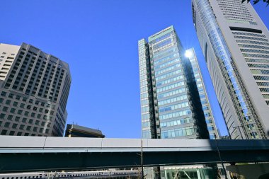 Gökyüzü arka planında modern ofis binaları. Tokyo, Japonya 