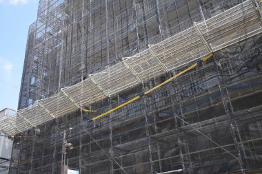 İskeleli ve metalli inşaat alanı