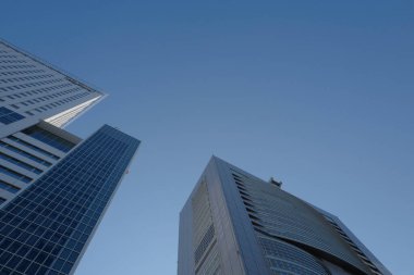Yüksek binalar ve mavi gökyüzü - Tokyo, Japonya