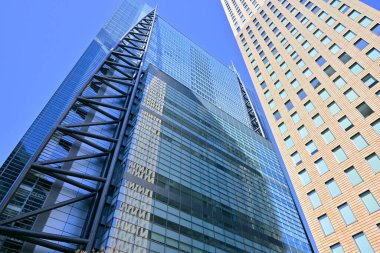 Yüksek binalar ve mavi gökyüzü - Tokyo, Japonya