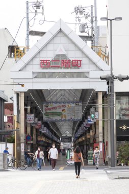 Tokyo 'nun canlı sokaklarını yayalarla tasvir eden bir fotoğraf..
