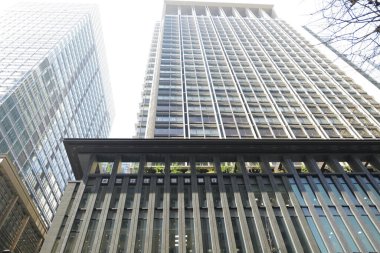 Güneşli bir günde modern şehir mimarisi