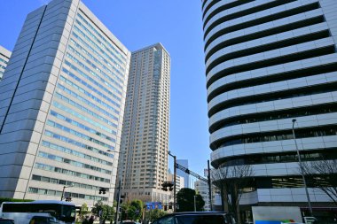 Yüksek binalar ve mavi gökyüzü - Tokyo, Japonya