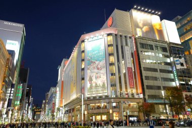 Ginza Mitsukoshi Mağazası 'nın gece manzarası. Uzun bir geçmişi olan ve Ginza, Tokyo, Japonya' da bulunan bir mağaza.