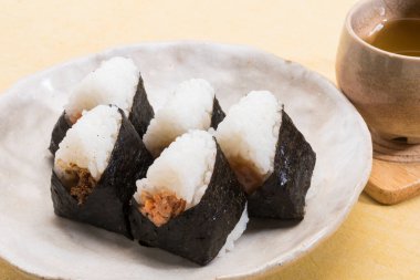 Geleneksel Japon mutfağı, onigiri sushi 