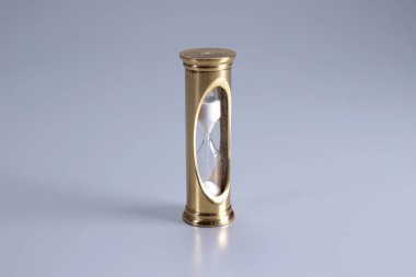 Gri arkaplanda altın kum saati