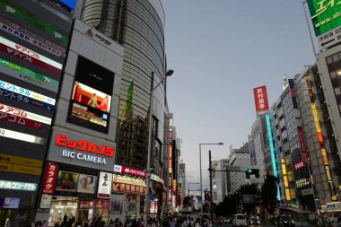 Gündüz Japon şehrinin modern mimarisi 