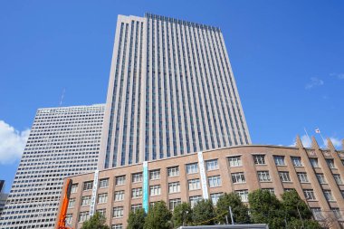 Yüksek binalar ve mavi gökyüzü - Tokyo, Japonya