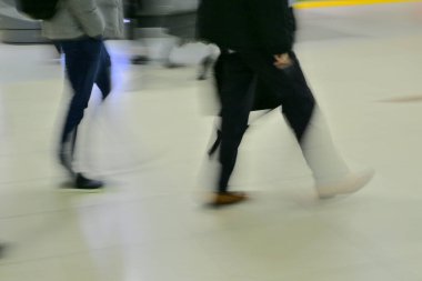 İnsanlar bulanık arkaplan görünümünde yürüyor 