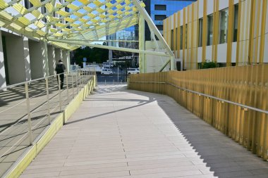 NTT Aoyama yenileme (eskort AOYAMA), Minami Aoyama, Tokyo, Japonya 'da 2005 yılında Kengo Kuma tarafından tasarlanmıştır..