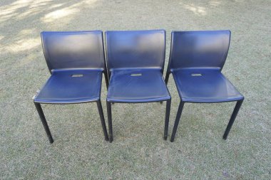 Bahçede siyah plastik sandalyeler