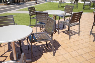 Boş sandalye ve masa Açık Restoran