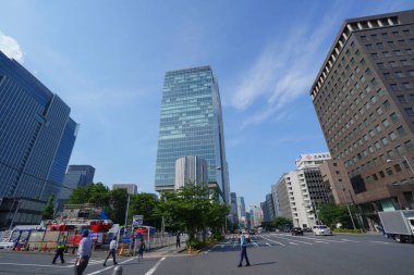 Yüksek binalar ve mavi gökyüzü - Tokyo, Japonya