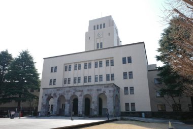 Büyük idari binası olan şehir meydanı 