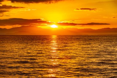 Güzel bir deniz manzarası. Manzaralı gün batımı Denizin üzerinde            