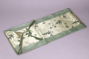 Mor arkaplandaki peçetenin en üstteki görüntüsü.