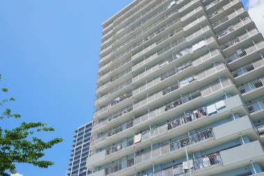 Güneşli bir günde modern şehir mimarisi