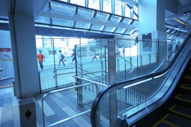 Alışveriş Merkezi modern yürüyen merdiven.