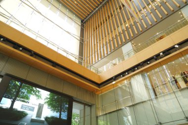 Cam pencereli modern bina