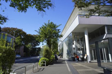 Japon şehrinin modern mimarisinin gündüz görüşü